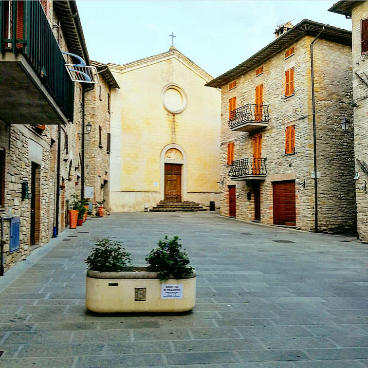 Piazza San Sebastiano e Chiesa comunale - centro storico, Valfabbrica